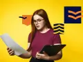 Młoda kobieta w okularach analizuje dokumenty, być może szukając numeru świadectwa dojrzałości.