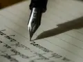 Stalówka pióra wiecznego kreśli słowa na papierze w linie. To jak napisać rozprawkę – każdy znak ma znaczenie.