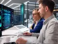 Dwóch inżynierów pracuje nad projektem, analizując dane na ekranach.