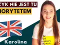 Karolina, studentka filologii angielskiej, z flagą Wielkiej Brytanii. Napis: "Język nie jest tu priorytetem".
