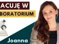 Joanna pracuje w laboratorium, gdzie zajmuje się analityką medyczną. Na zdjęciu widać ją obok mikroskopu.