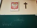 Na ścianie wisi godło Polski i krzyż. Na tablicy napisano "Temat: Lekcja". Czy religia wlicza się do średniej?
