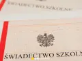 Świadectwo z paskiem, z godłem Polski i ozdobnym wzorem. Dokument potwierdzający ukończenie szkoły.