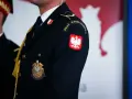 Urzędnik w granatowym mundurze z godłem Polski i napisem "STRAŻ MARSZAŁKOWSKA" na rękawie.