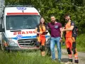 Trzech ratowników medycznych przy ambulansie. Zastanawiasz się, ile zarabia ratownik medyczny?