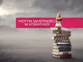 Dziewczyna w białej sukience czyta książkę, siedząc na stosie tomów. Tytuł "Motyw samotności w literaturze" podkreśla jej odosobnienie.