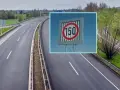 Autostrada z tablicą informującą o ograniczeniu prędkości do 150 km/h. To wzór na czas, który pozwala na szybkie przemieszczanie się.