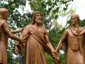 Brązowe rzeźby Jezusa w koronie cierniowej i dwóch rzymskich żołnierzy.