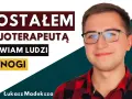 Młody mężczyzna w okularach, który ukończył fizjoterapię studia, z uśmiechem mówi: "Stawiam ludzi na nogi".