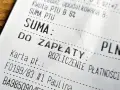 Fragment paragonu z napisem "SUMA DO ZAPŁATY". Widoczny jest też numer karty płatniczej i kwota podatku.