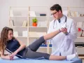 Fizjoterapeuta wykonuje ćwiczenia z pacjentką w gabinecie.