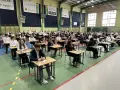 Uczniowie piszą egzamin ósmoklasisty. Warto wiedzieć, jak obliczyć punkty z egzaminu ósmoklasisty, by dobrze wypaść.