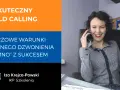 Uśmiechnięta kobieta prowadzi szkolenie ze skutecznego cold calling. Na ekranie hasła: "Skuteczny cold calling", "3 kluczowe warunki regularnego dzwonienia 'na zimno' z sukcesem".