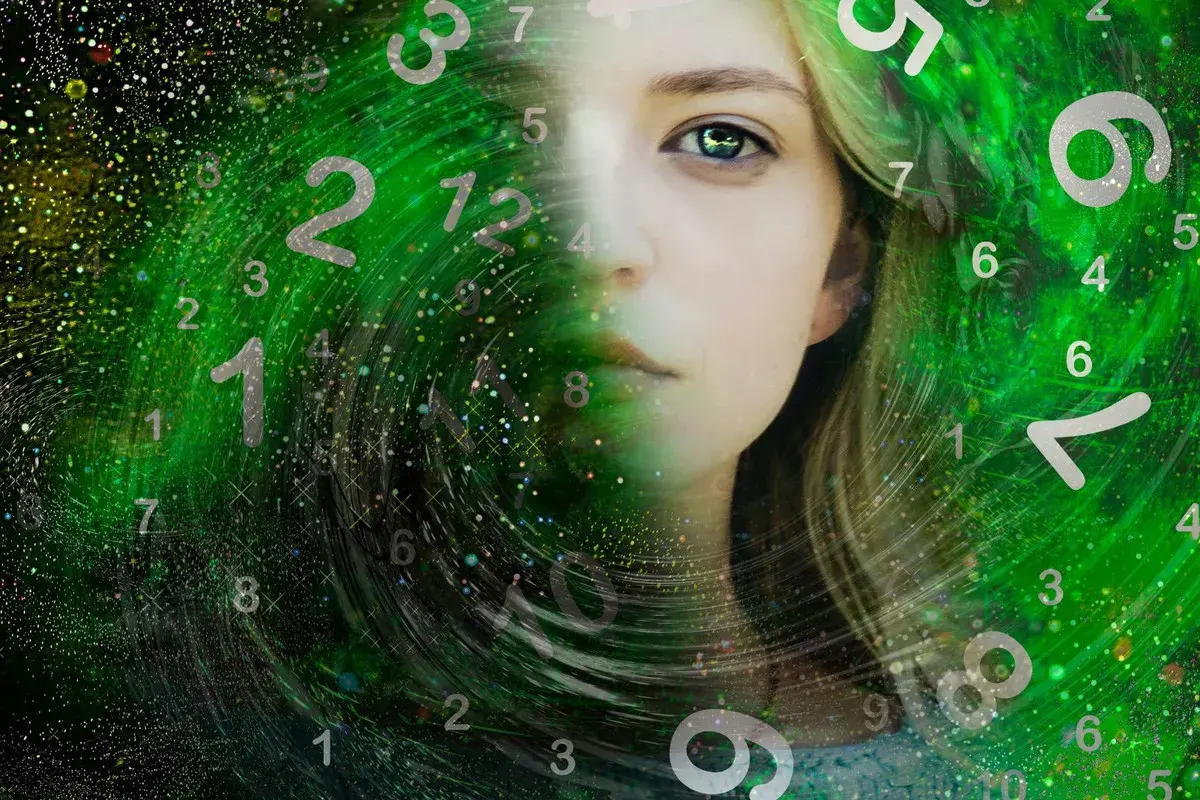 Twarz kobiety wpleciona w wir liczb, gdzie numerologiczna 5 symbolizuje wolność i przygodę.