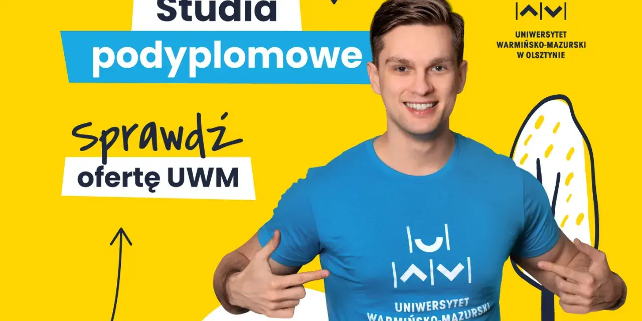 Uśmiechnięty mężczyzna w koszulce UWM zachęca do sprawdzenia oferty studiów podyplomowych. Dowiedz się, studia podyplomowe co to i rozwijaj się!