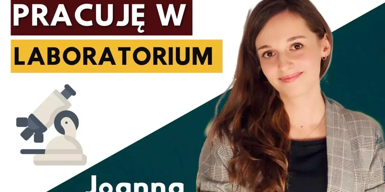 Joanna pracuje w laboratorium, gdzie zajmuje się analityką medyczną. Na zdjęciu widać ją obok mikroskopu.