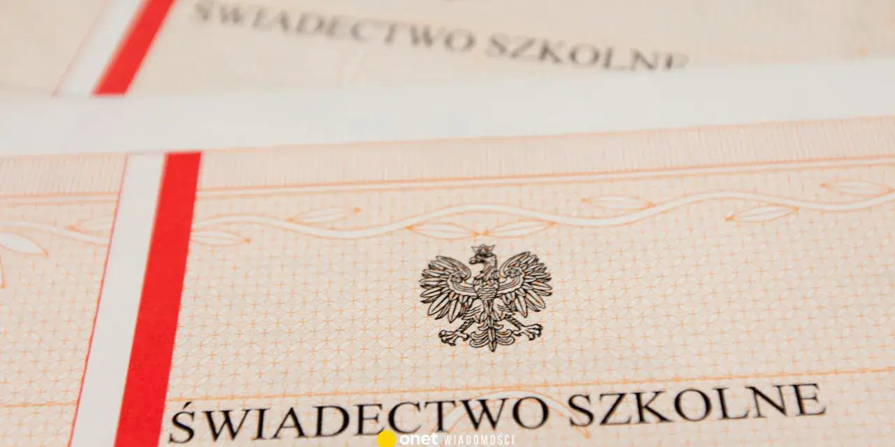 Świadectwo z paskiem, z godłem Polski i ozdobnym wzorem. Dokument potwierdzający ukończenie szkoły.