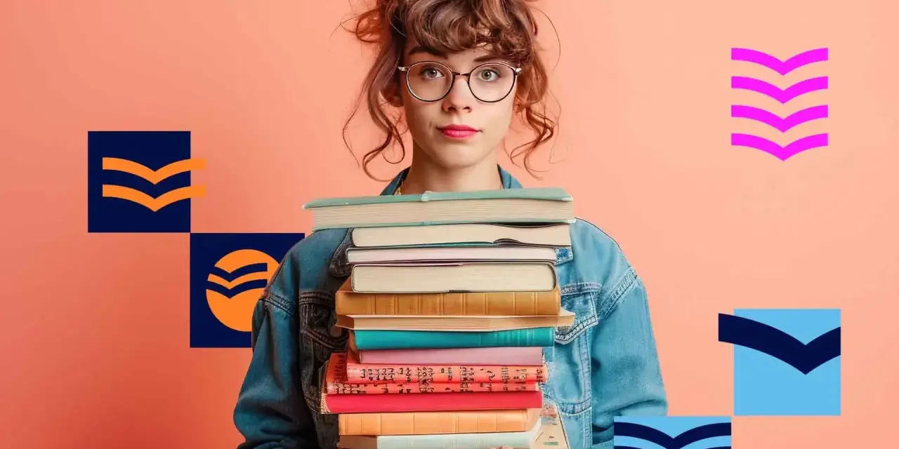 Młoda kobieta w okularach trzyma stos książek, zastanawiając się, ile trwają studia.