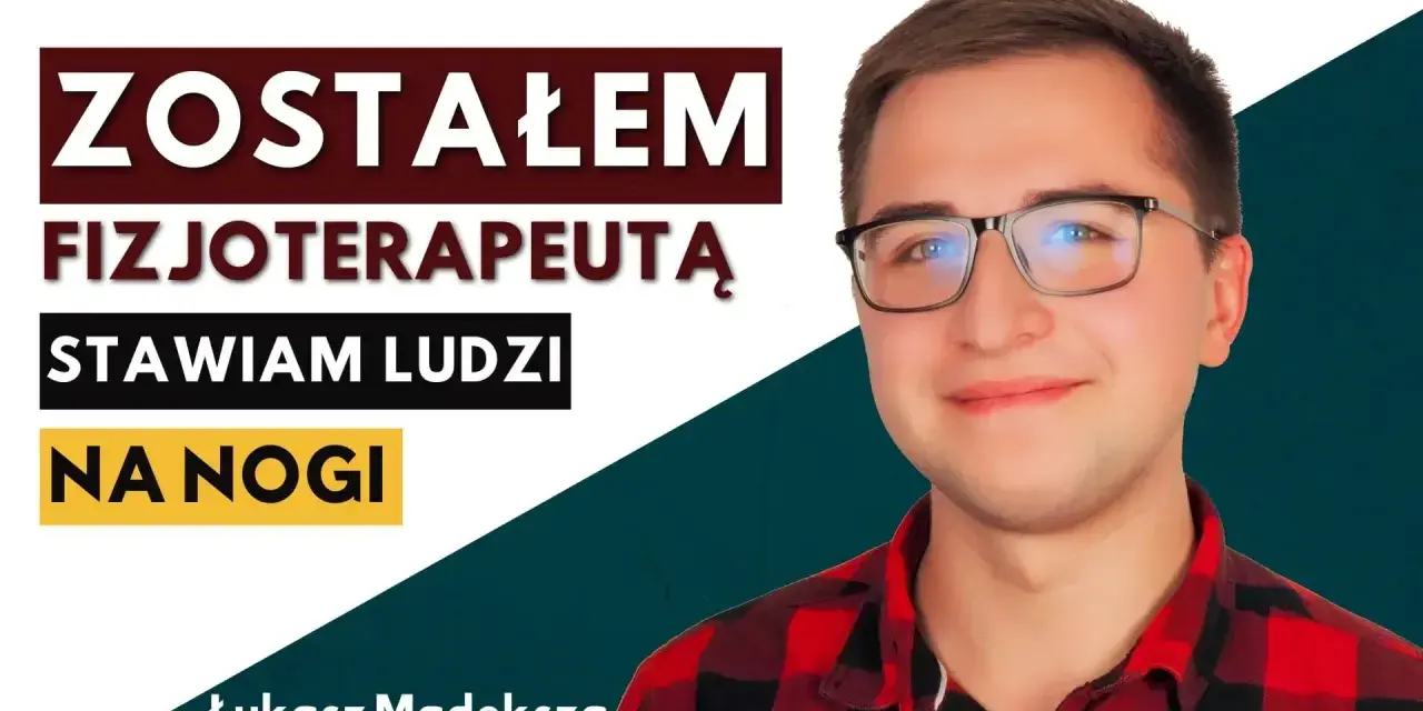 Młody mężczyzna w okularach, który ukończył fizjoterapię studia, z uśmiechem mówi: "Stawiam ludzi na nogi".