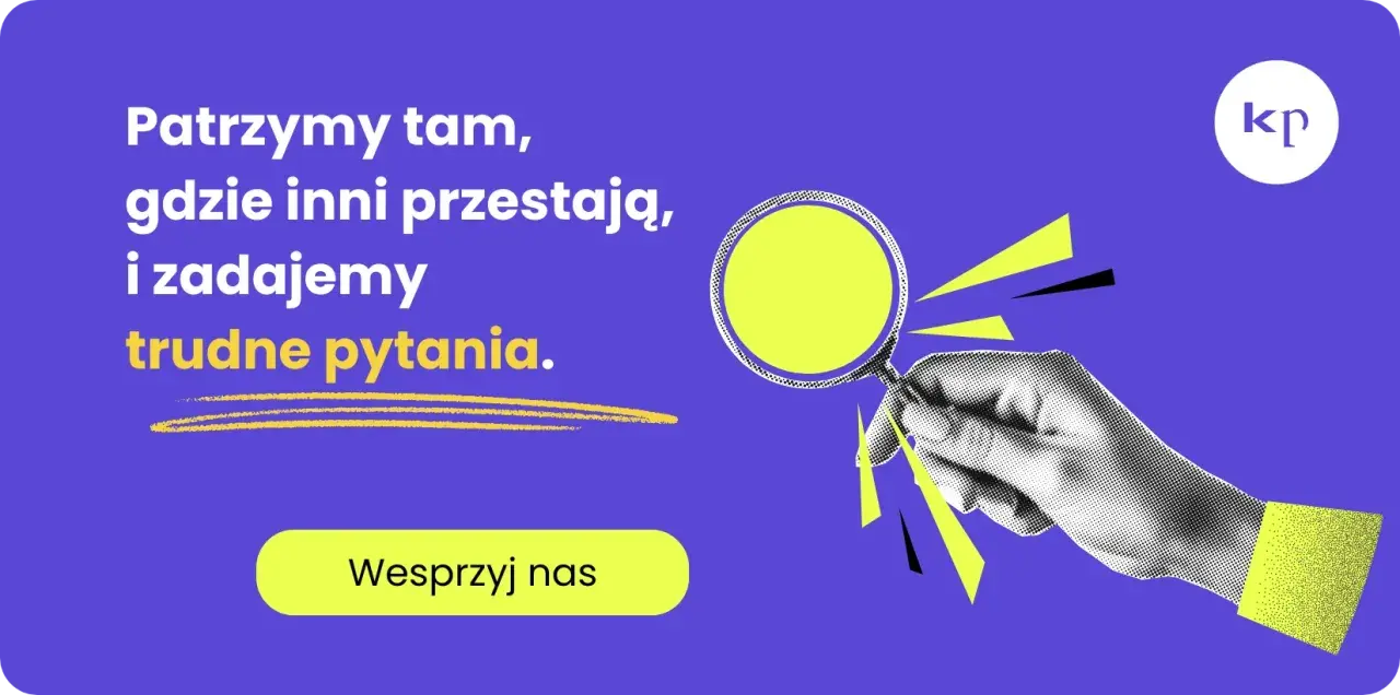 Dłoń z lupą bada społeczeństwo, zadając trudne pytania. To esencja socjologii.