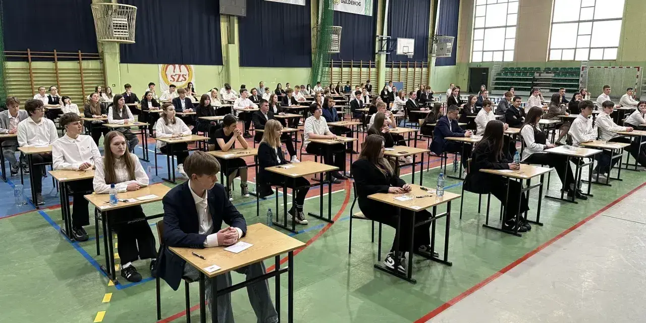 Uczniowie piszą egzamin ósmoklasisty. Warto wiedzieć, jak obliczyć punkty z egzaminu ósmoklasisty, by dobrze wypaść.