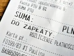 Fragment paragonu z napisem "SUMA DO ZAPŁATY". Widoczny jest też numer karty płatniczej i kwota podatku.