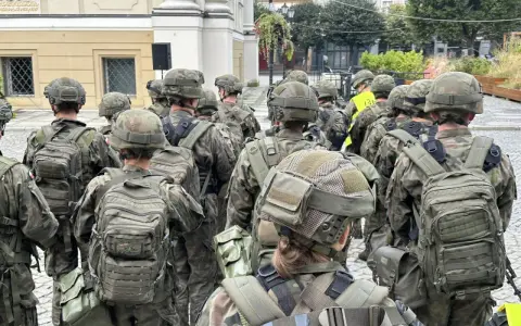 Żołnierze w mundurach i hełmach, gotowi do akcji. Zastanawiasz się, ile zarabia kapral w wojsku? To pytanie nurtuje wielu.