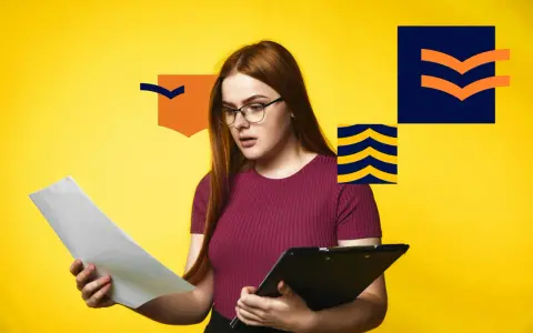 Młoda kobieta w okularach analizuje dokumenty, być może szukając numeru świadectwa dojrzałości.