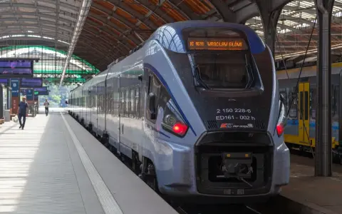 Nowoczesny pociąg PKP Intercity na peronie dworca kolejowego.
