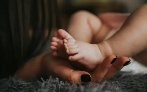 2 skok rozwojowy objawy - jak je rozpoznać i co oznaczają dla dziecka