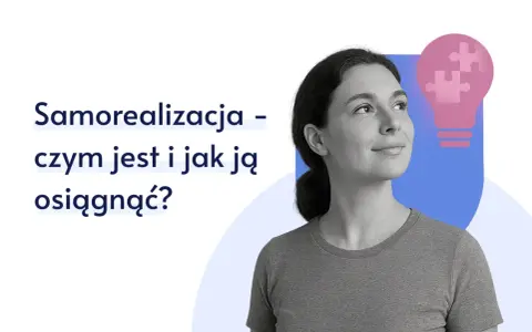 Kobieta patrzy w górę, obok niej żarówka z puzzlami.