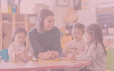 Ile zarabia przedszkolanka po studiach? Zaskakujące fakty o pensjach