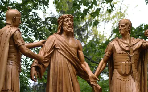Brązowe rzeźby Jezusa w koronie cierniowej i dwóch rzymskich żołnierzy.