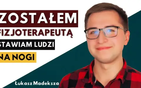 Młody mężczyzna w okularach, który ukończył fizjoterapię studia, z uśmiechem mówi: "Stawiam ludzi na nogi".