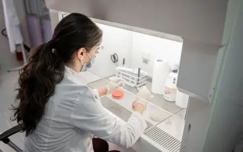 Biologia sądowa – czy warto? Odkryj korzyści i możliwości kariery