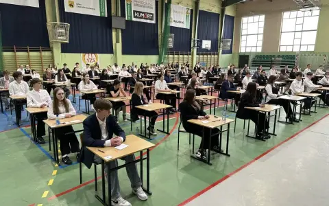 Uczniowie piszą egzamin ósmoklasisty. Warto wiedzieć, jak obliczyć punkty z egzaminu ósmoklasisty, by dobrze wypaść.