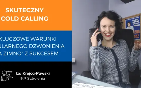 Uśmiechnięta kobieta prowadzi szkolenie ze skutecznego cold calling. Na ekranie hasła: "Skuteczny cold calling", "3 kluczowe warunki regularnego dzwonienia 'na zimno' z sukcesem".