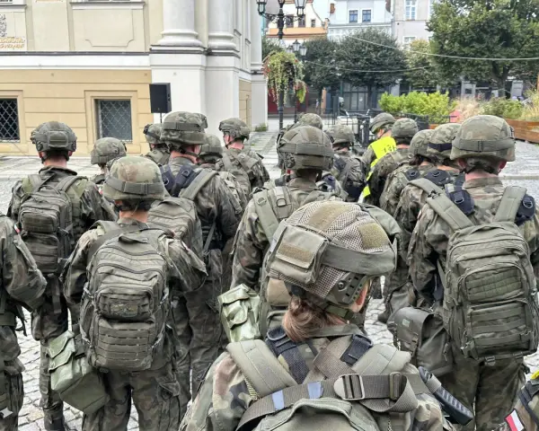 Żołnierze w mundurach i hełmach, gotowi do akcji. Zastanawiasz się, ile zarabia kapral w wojsku? To pytanie nurtuje wielu.