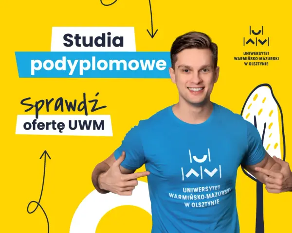 Uśmiechnięty mężczyzna w koszulce UWM zachęca do sprawdzenia oferty studiów podyplomowych. Dowiedz się, studia podyplomowe co to i rozwijaj się!