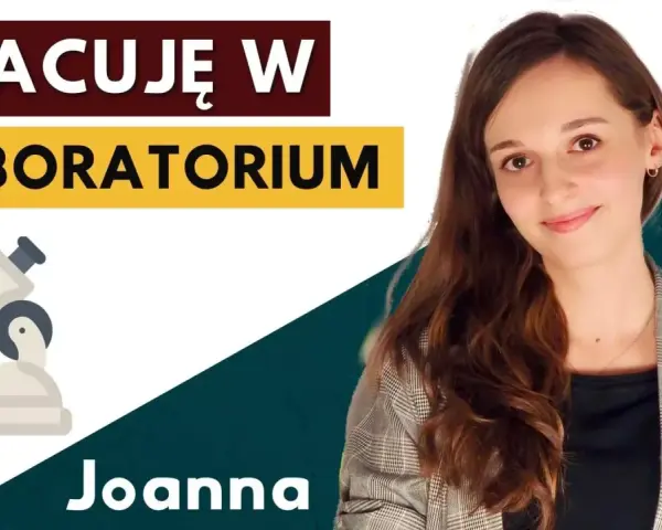 Joanna pracuje w laboratorium, gdzie zajmuje się analityką medyczną. Na zdjęciu widać ją obok mikroskopu.