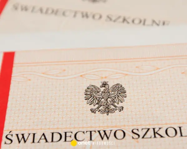 Świadectwo z paskiem, z godłem Polski i ozdobnym wzorem. Dokument potwierdzający ukończenie szkoły.