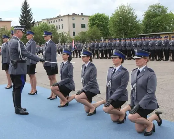 Awans w policji po studiach – jak uniknąć pułapek i przyspieszyć karierę