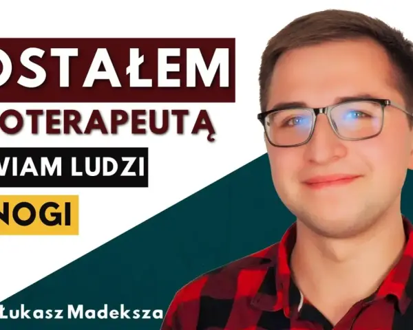Młody mężczyzna w okularach, który ukończył fizjoterapię studia, z uśmiechem mówi: "Stawiam ludzi na nogi".