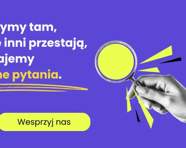 Dłoń z lupą bada społeczeństwo, zadając trudne pytania. To esencja socjologii.
