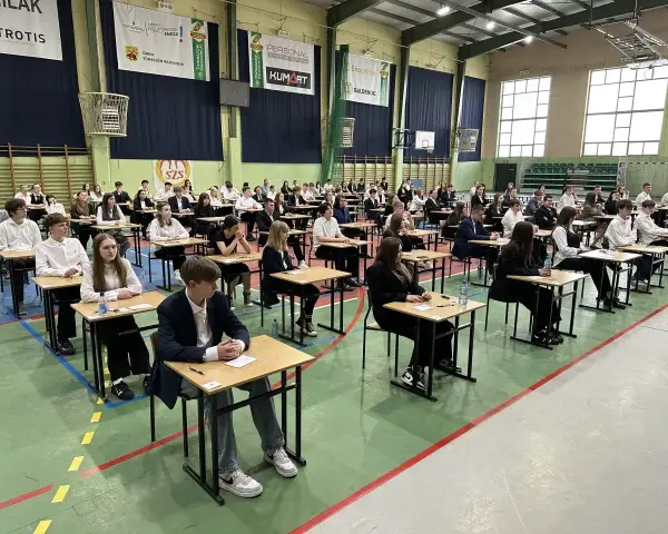 Uczniowie piszą egzamin ósmoklasisty. Warto wiedzieć, jak obliczyć punkty z egzaminu ósmoklasisty, by dobrze wypaść.