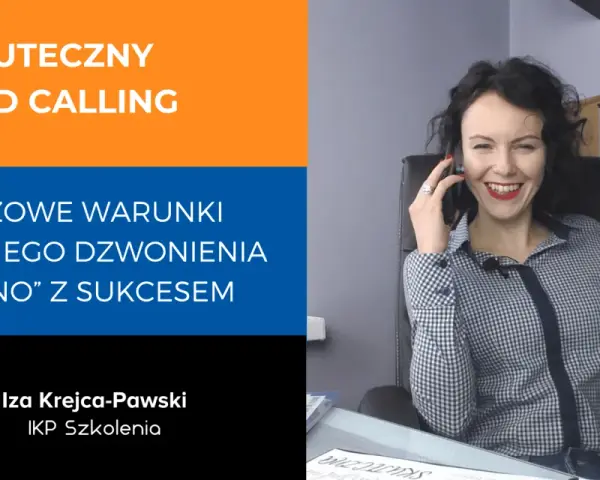 Uśmiechnięta kobieta prowadzi szkolenie ze skutecznego cold calling. Na ekranie hasła: "Skuteczny cold calling", "3 kluczowe warunki regularnego dzwonienia 'na zimno' z sukcesem".