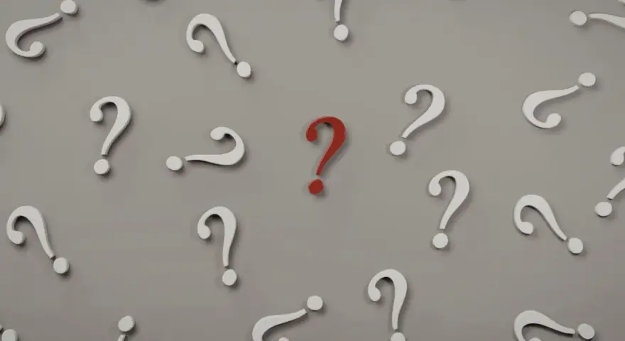 Czerwony znak zapytania wyróżnia się wśród białych. Czy to symbol trudnego pytania na egzaminie licencjackim?