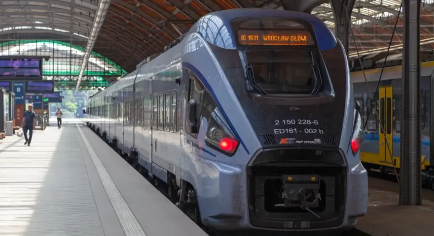 Nowoczesny pociąg PKP Intercity na peronie dworca kolejowego.