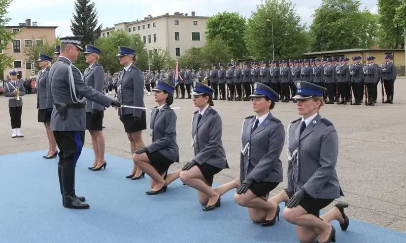 Awans w policji po studiach – jak uniknąć pułapek i przyspieszyć karierę