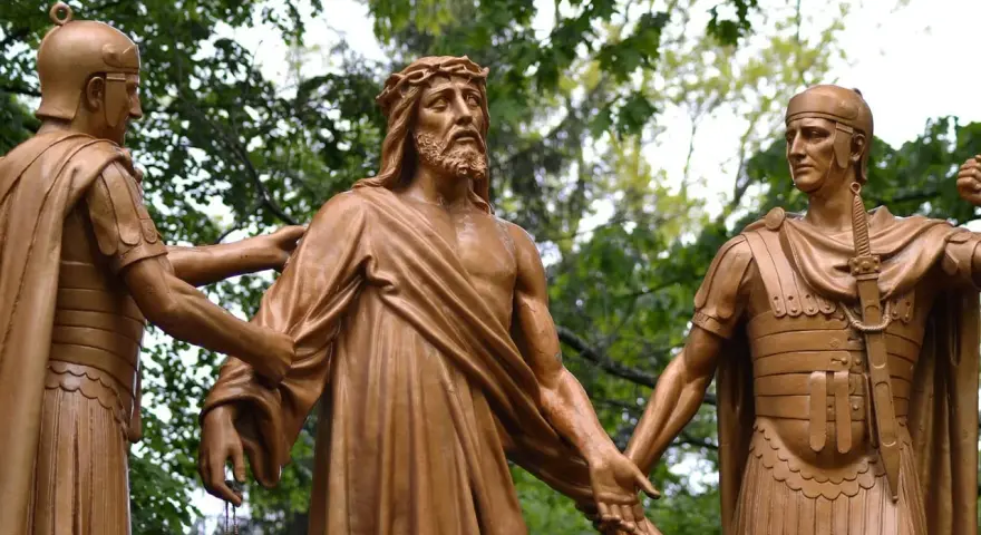 Brązowe rzeźby Jezusa w koronie cierniowej i dwóch rzymskich żołnierzy.